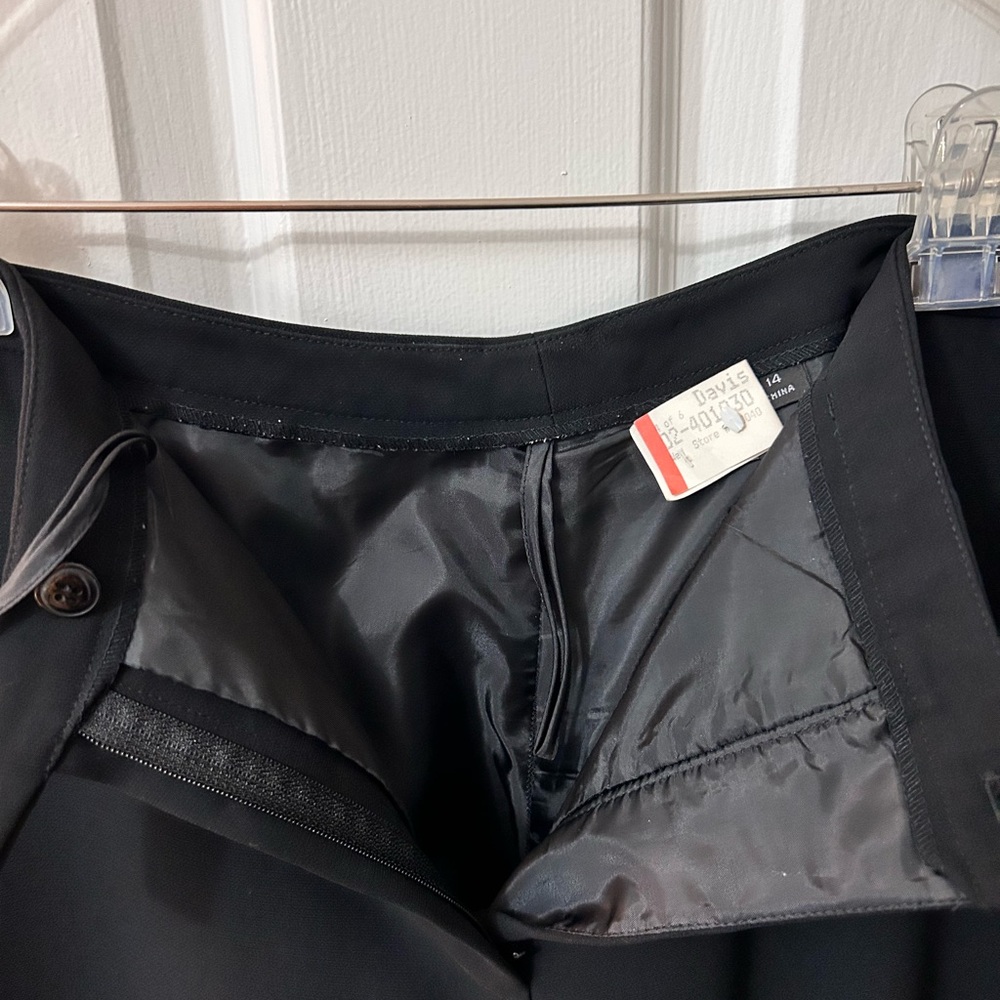 TAHARI women’s three piece suit in beige and black. - Picture 9 of 14